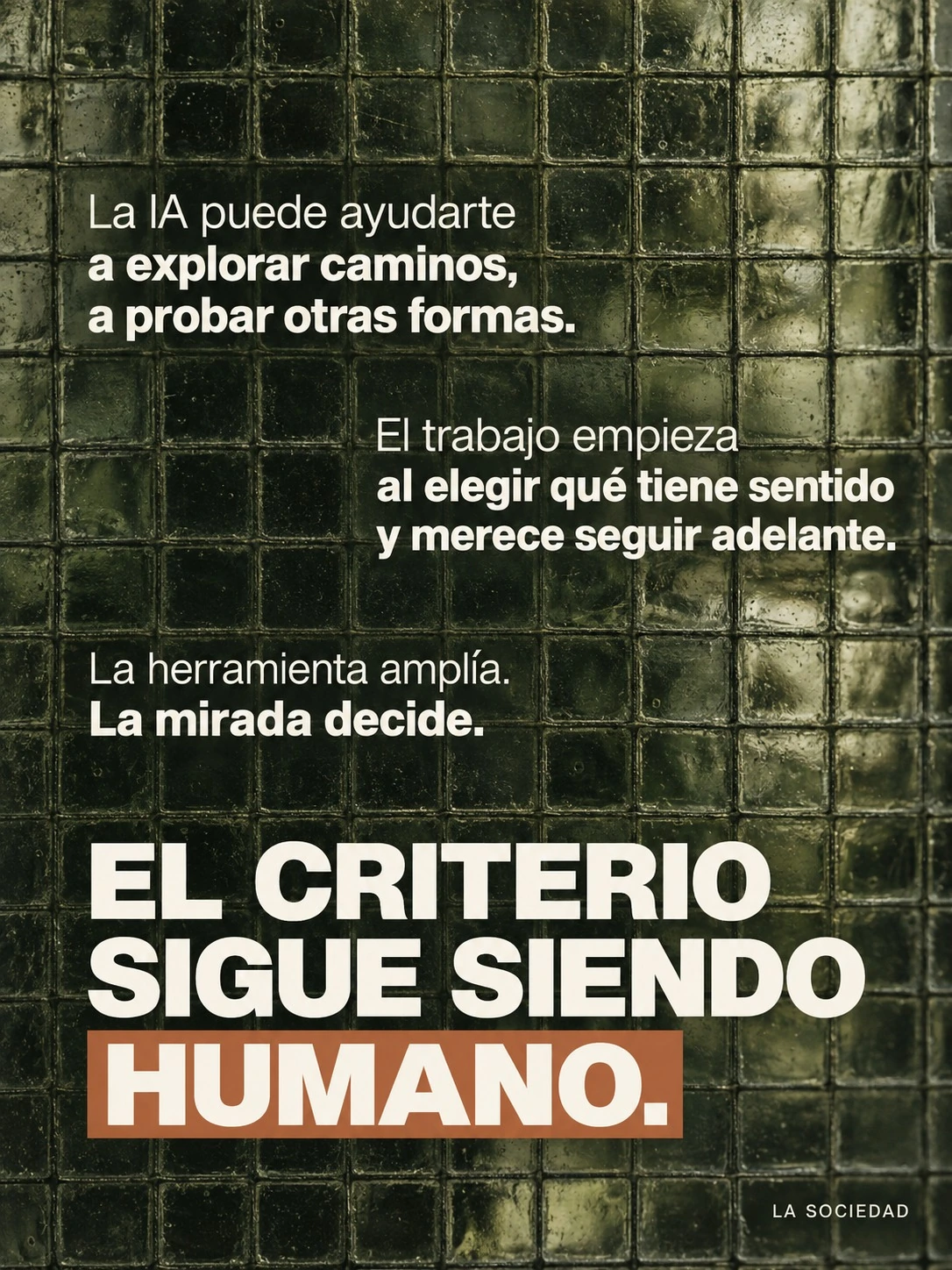 Cartel sobre vidrio verde: La IA ayuda a explorar caminos. La herramienta amplía, la mirada decide. El criterio sigue siendo humano.