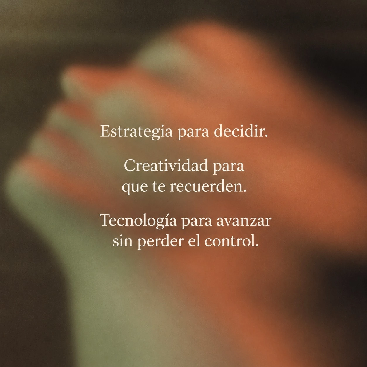 Estrategia para decidir. Creatividad para que te recuerden. Tecnología para avanzar sin perder el control, sobre un fondo desenfocado.