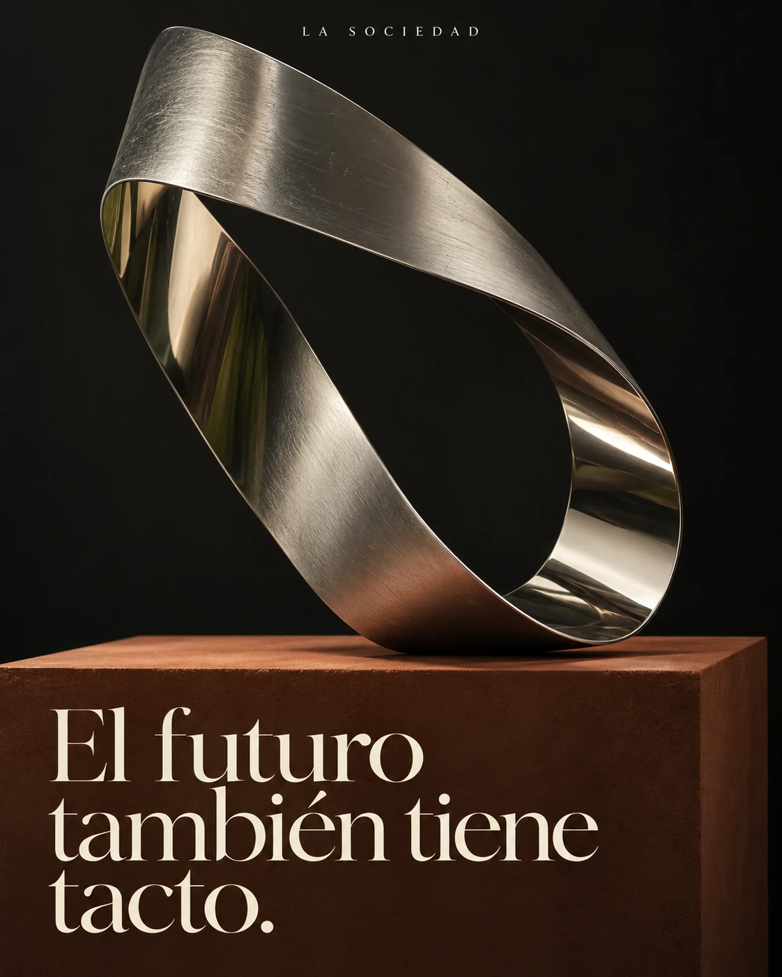 Escultura de acero pulido sobre una base terracota. El futuro también tiene tacto.