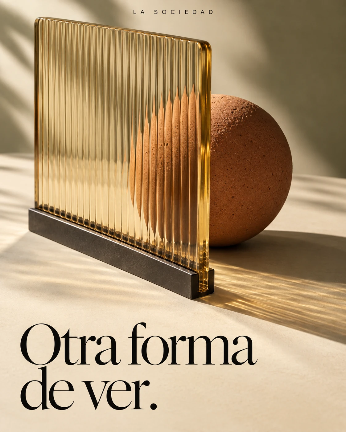 Vidrio acanalado ámbar que refracta una esfera terracota. Otra forma de ver.